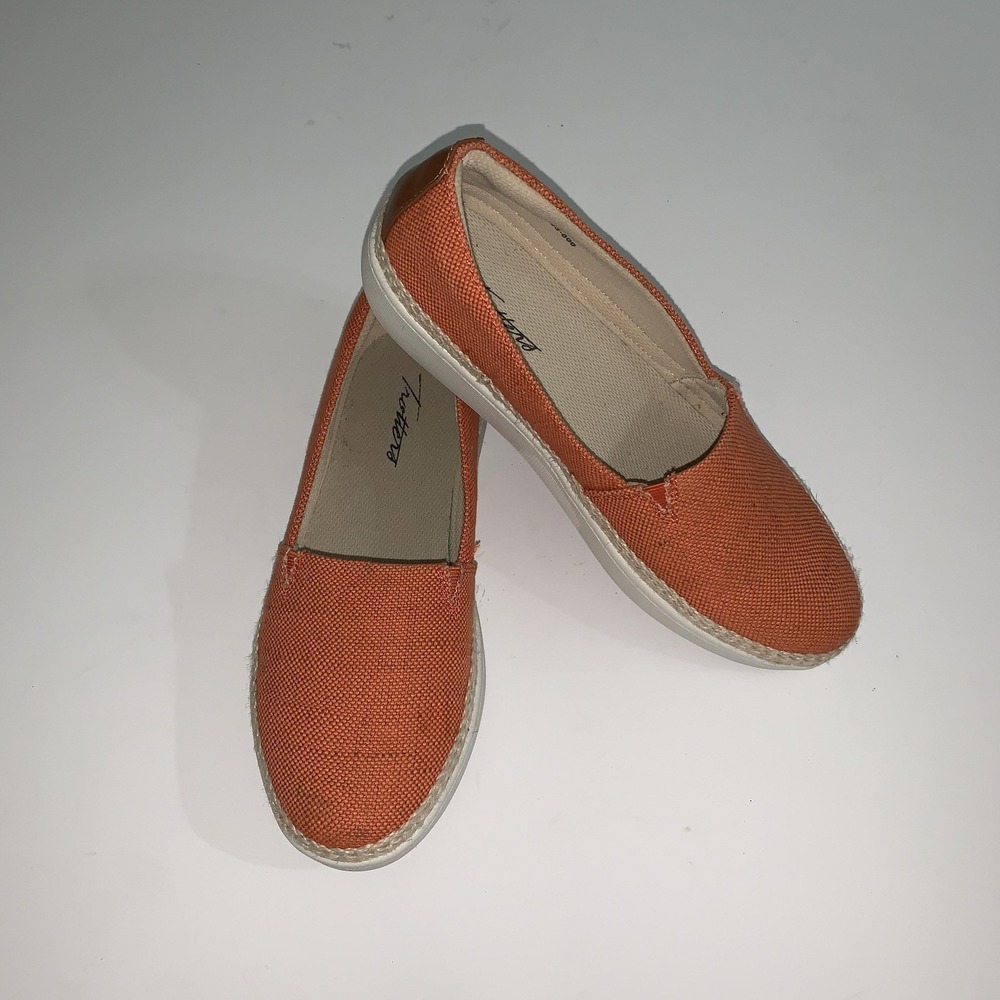 Trotters Shoes Womens Size 7.5 Wide Orange Slip On Flats Espadrille Casual